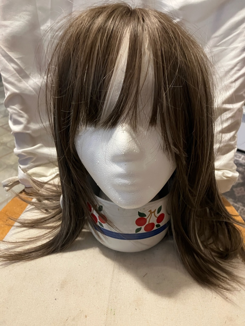 New n beautiful. Tri color very fine hair. Shades of brown , greyish n crème